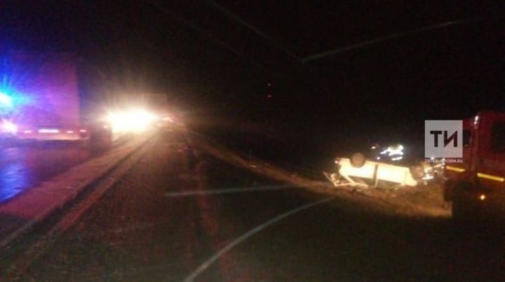 В Татарстане на трассе легковушка влетела под фуру, погибли два человека