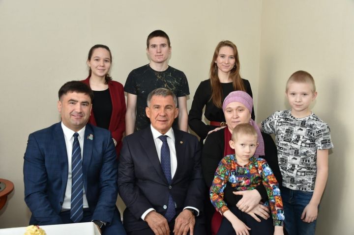 Рустам Минниханов поздравил с новосельем многодетную семью из Кукмора